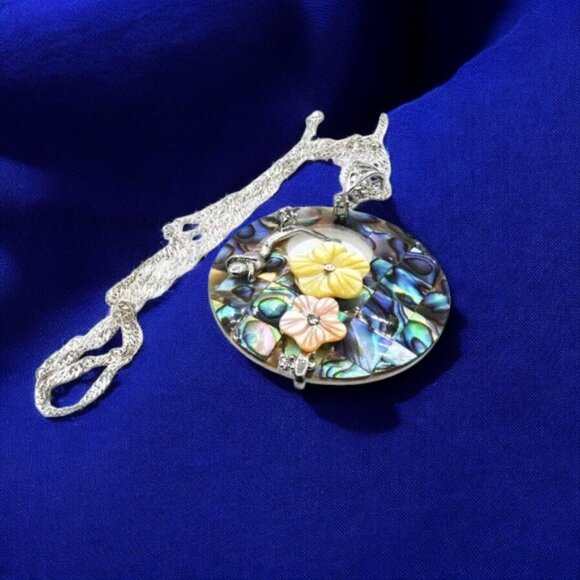 Lee Sands Mixed Media Abalone Mother of Pearl Offset Circle Pendant Floral 20" - Picture 1 of 6